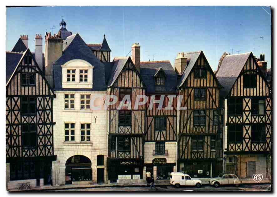 CPA Tours I et L Le Vieux Tours Ensemble de la Place Plumereau 