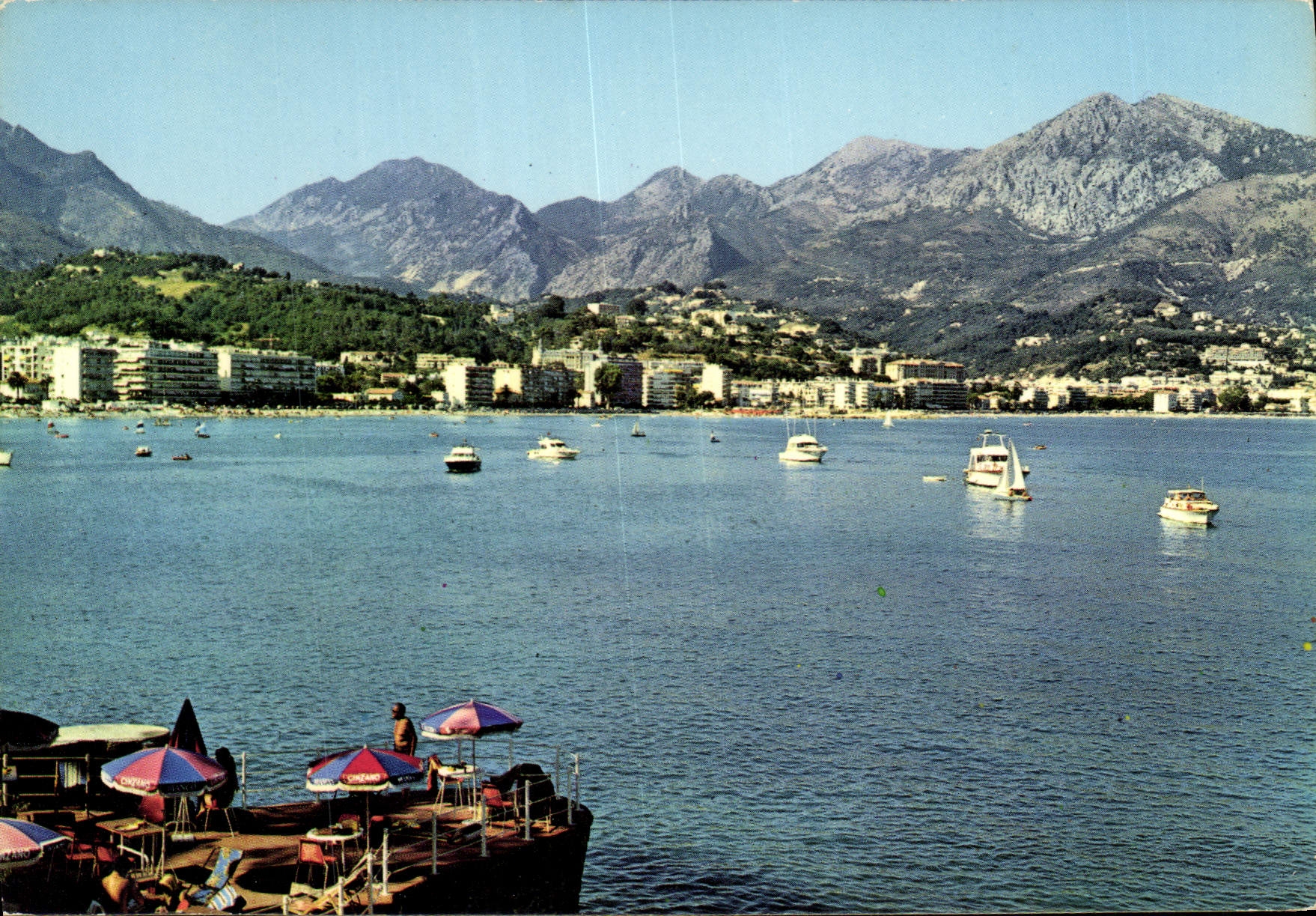 Les plages de Carnolès et la Ville, vues du Cap Martin — Menton (06) — ADIA
