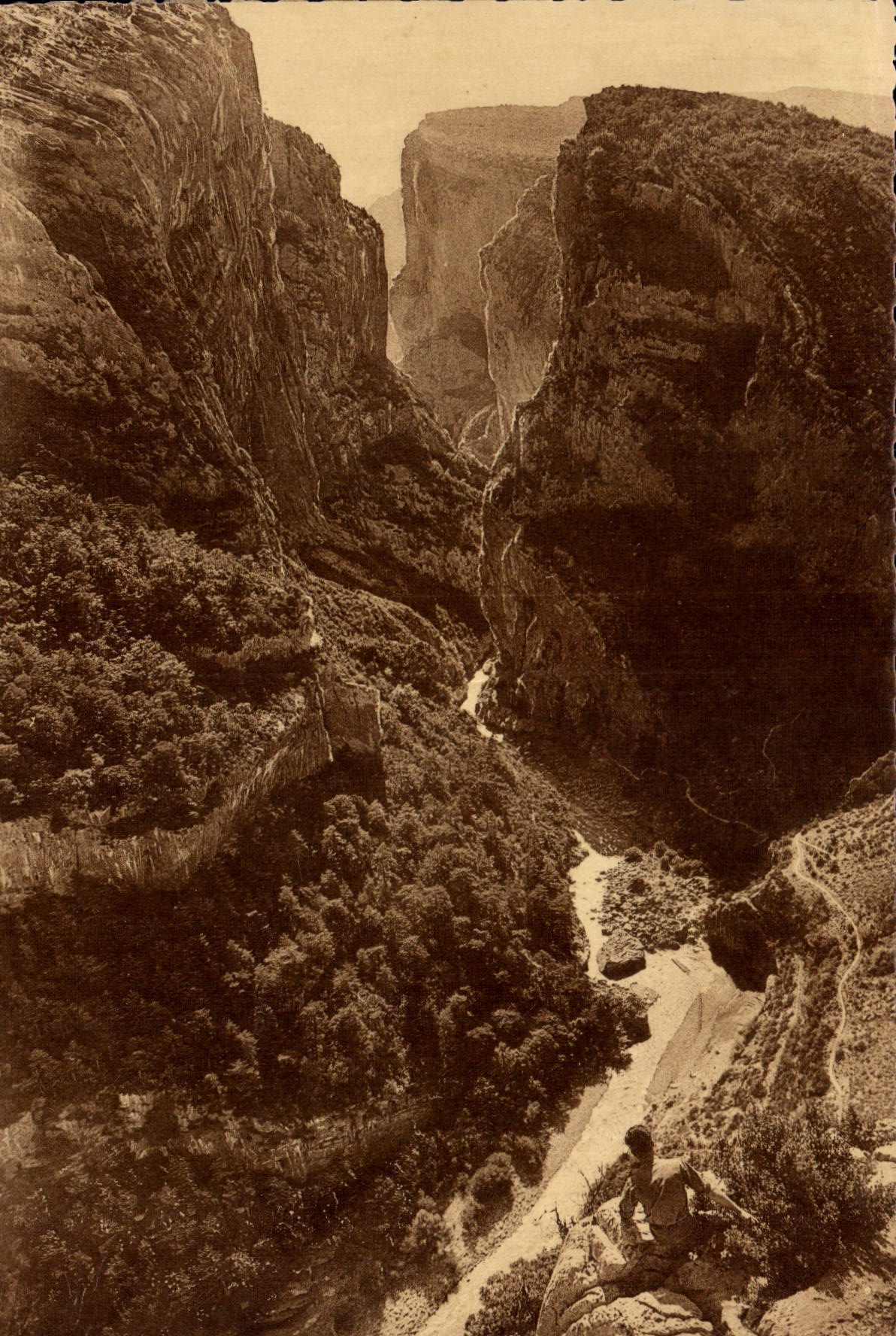 Les Gorges du Verdon — L'Entrée du Grand Cañon au « Point Sublime » — Photo Moniteur Rougoy (B.A.) — N° 06