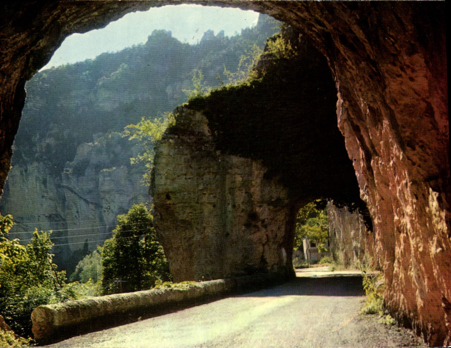 Les Gorges du Tarn — route pittoresque avec tunnel — Éditions Lyonvilleurbanne n°45.648