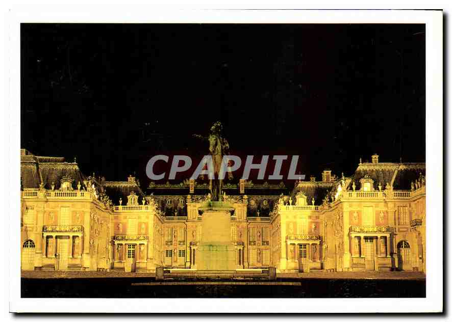CPM Chateau de Versailles Le chateau La cour de marbre la nuit 