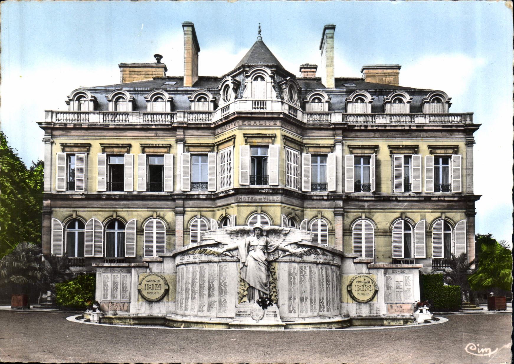 CPM Epernay Marne L'Hotel de Ville et le Monument aux Morts 