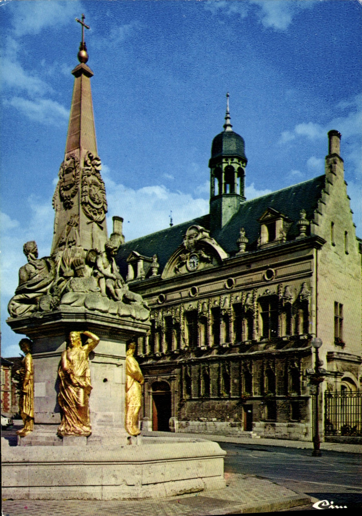 CPM Noyon Oise La fontaine et l'Hotel de Ville 