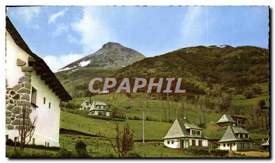 CPM Le Cantal touristique Les chalets et le Puy Griou 