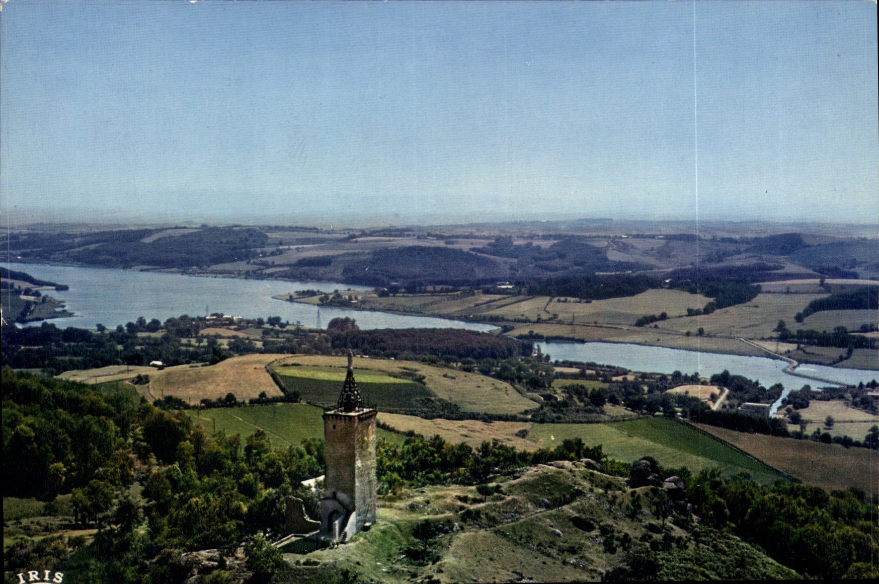 Vue aérienne de l'Aveyron — La tour de Peyrebrune dominant le lac de Villefranche — Éditeur Iris