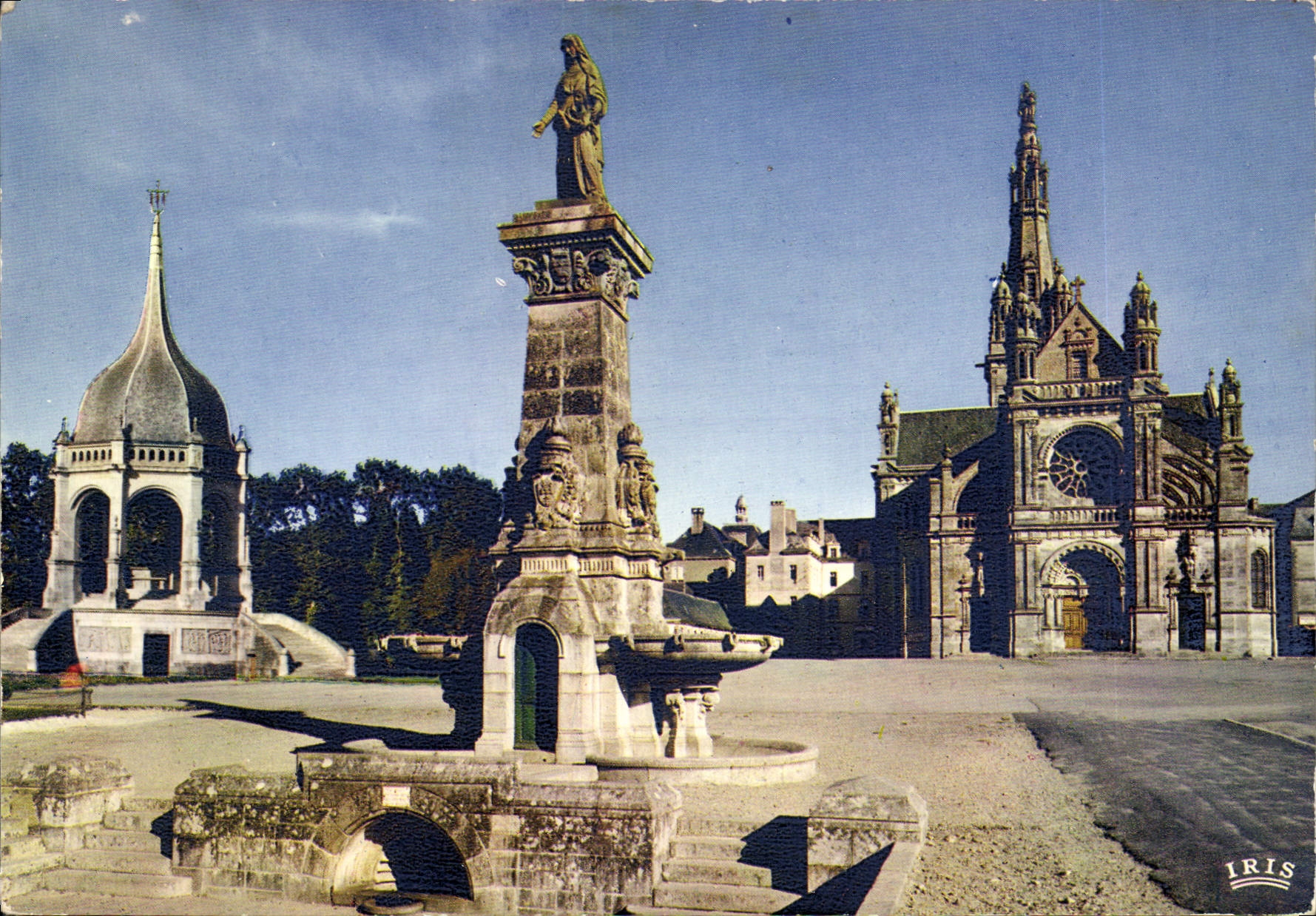 CPM Sainte Anne d'Auray Le Monument aux Morts la Fontaine et la Basilique 