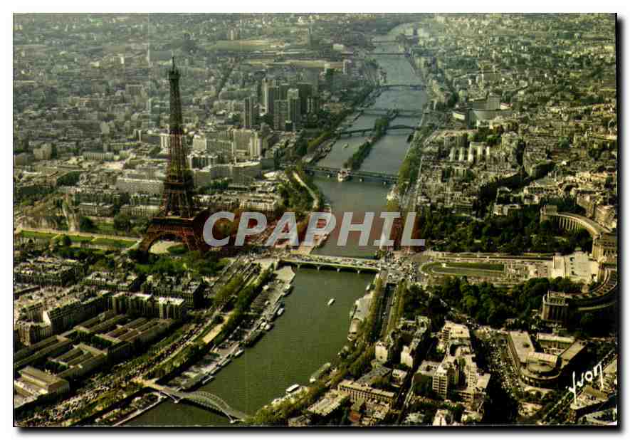 CPM Paris La Tour Eiffel et a droite le Palais de Chaillot et les Jardins du Trocadero 