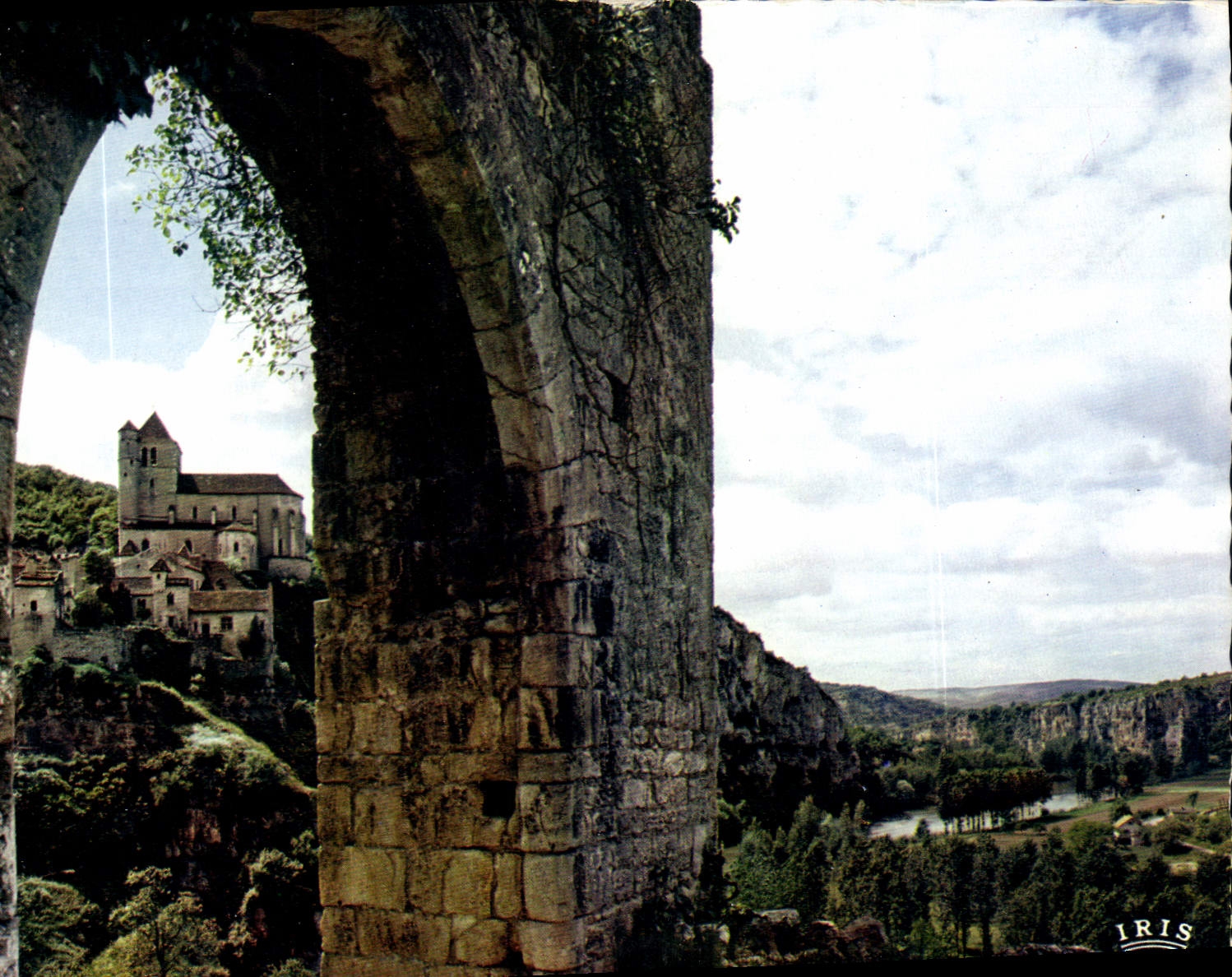 Saint-Cirq-Lapopie — Premier village de France — IRIS