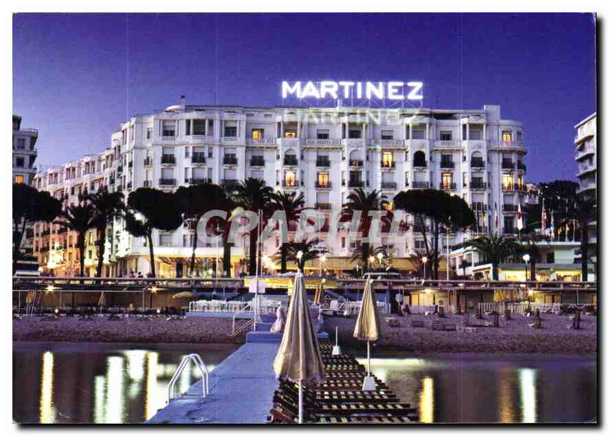 CPM Cannes Alpes Maritimes Sur la Croisette et en debut de soiree l'Hotel Martinez 