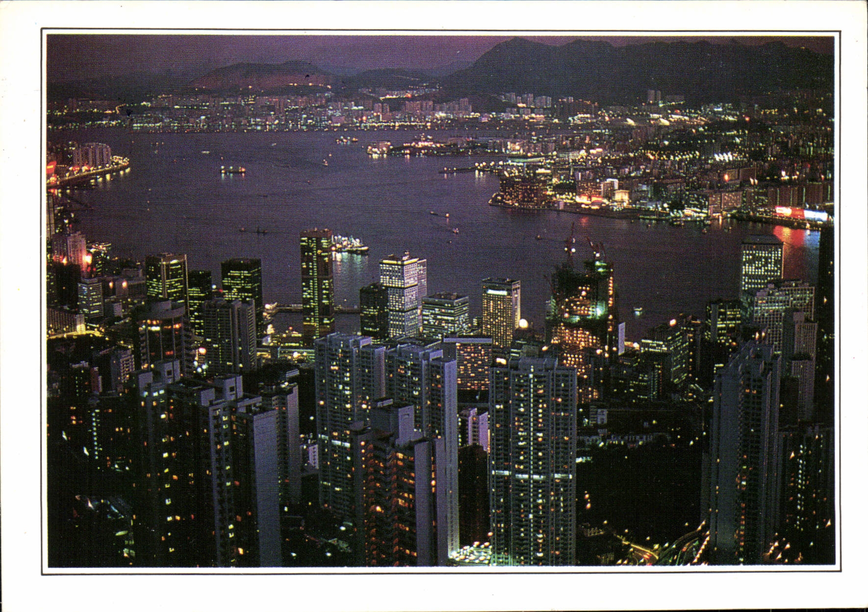 CPM Les immeubles des centres de Victoria et Kowloon balisent de leurs millions de lumieres la baie 
