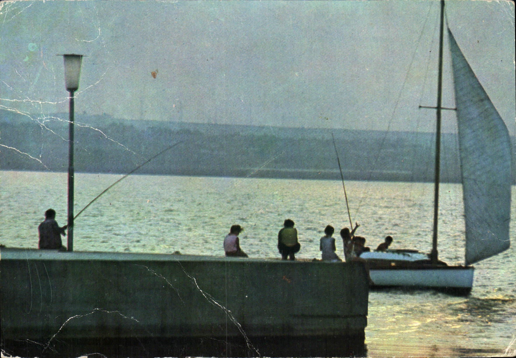 Pêcheurs sur quai — voile au large — Mamaia, Roumanie — Éditura Meridiane