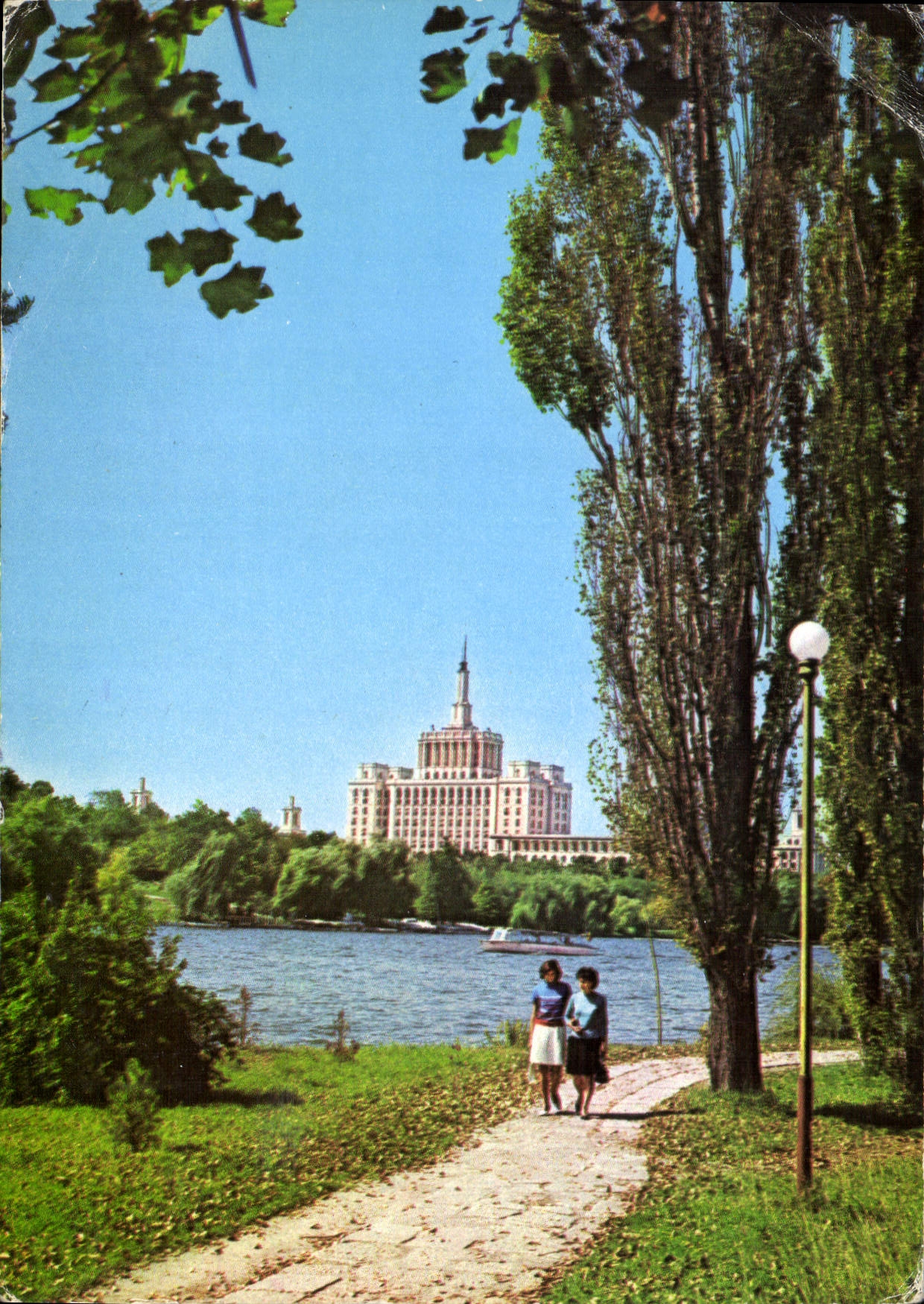 Vue du Palais de la Culture de Bucarest — éditeur non visible, n° de série non lisible