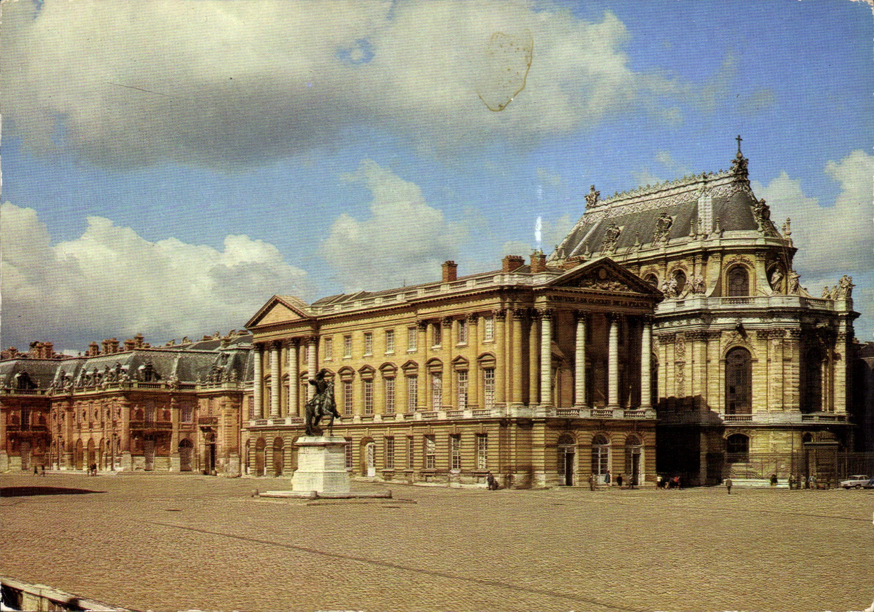 CPM Versailles Le Chateau La Chapelle et l'Aile Louis XV 