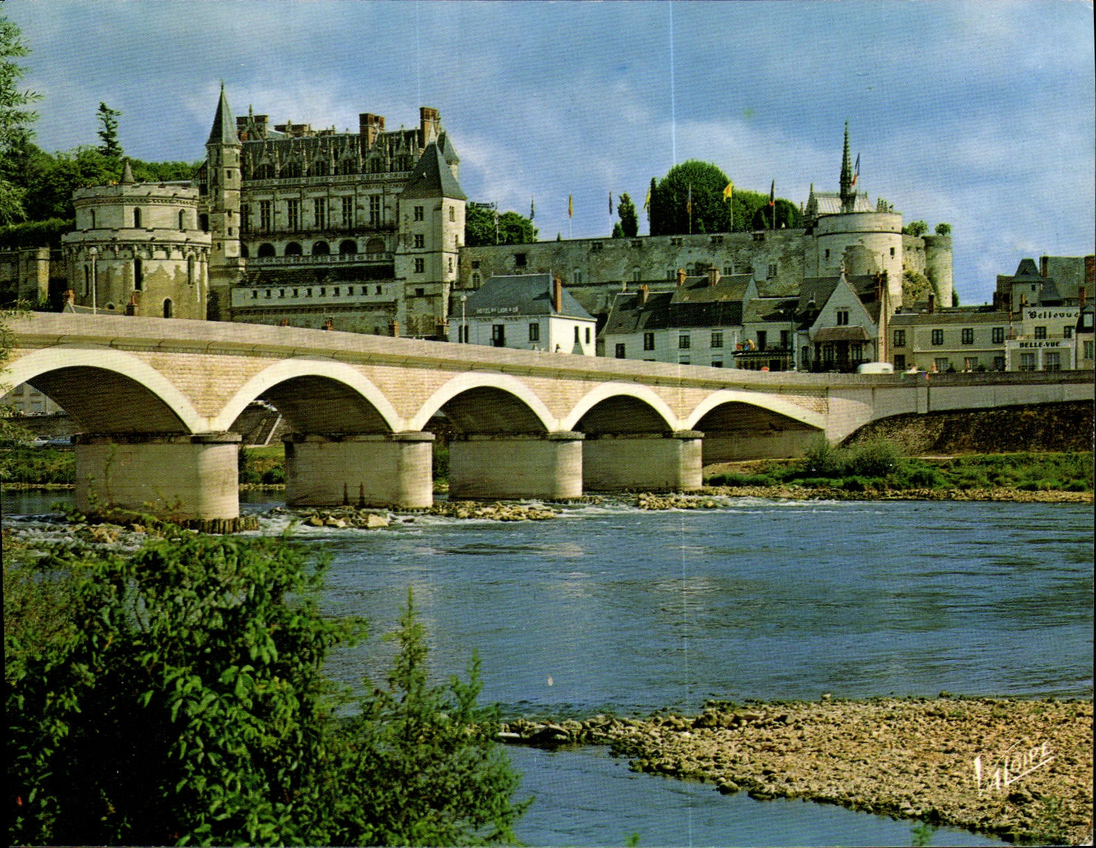 CPM Amboise Indre et Loire Le pont sur la Loire et le Chateau 