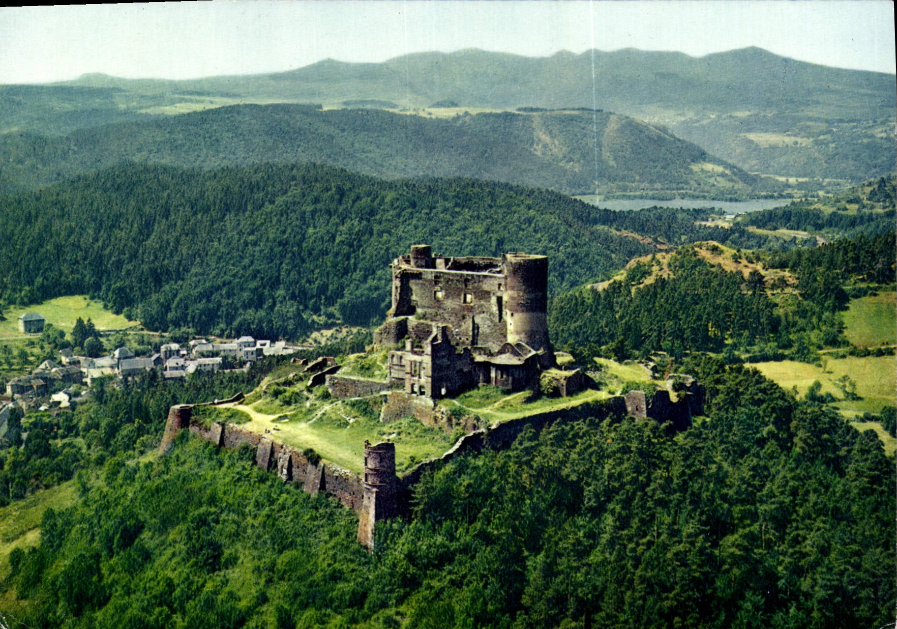CPM En Parcourant L'Auvergne Chateau de Murol P de D 