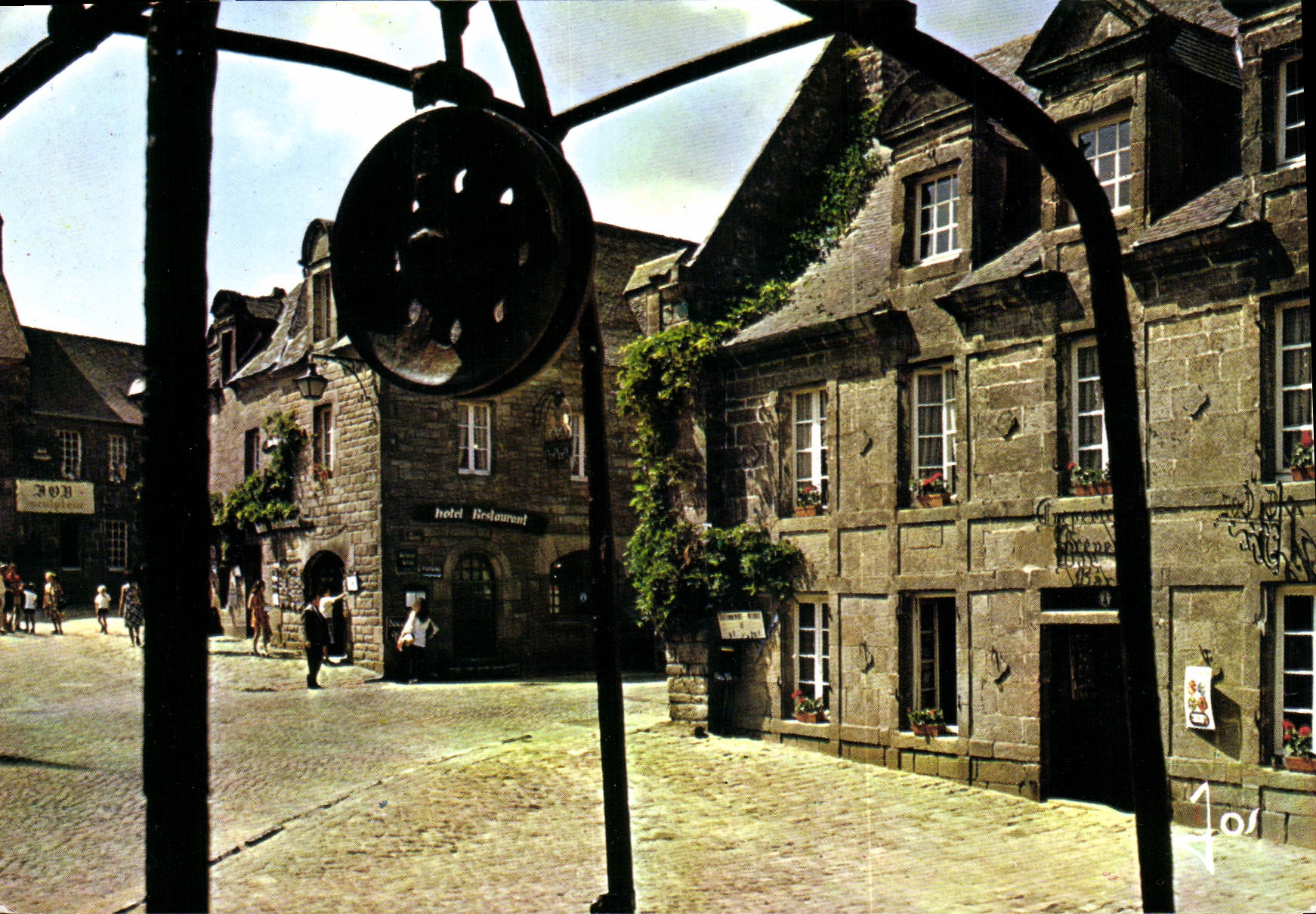 CPM Locronan La place et son vieux puits 