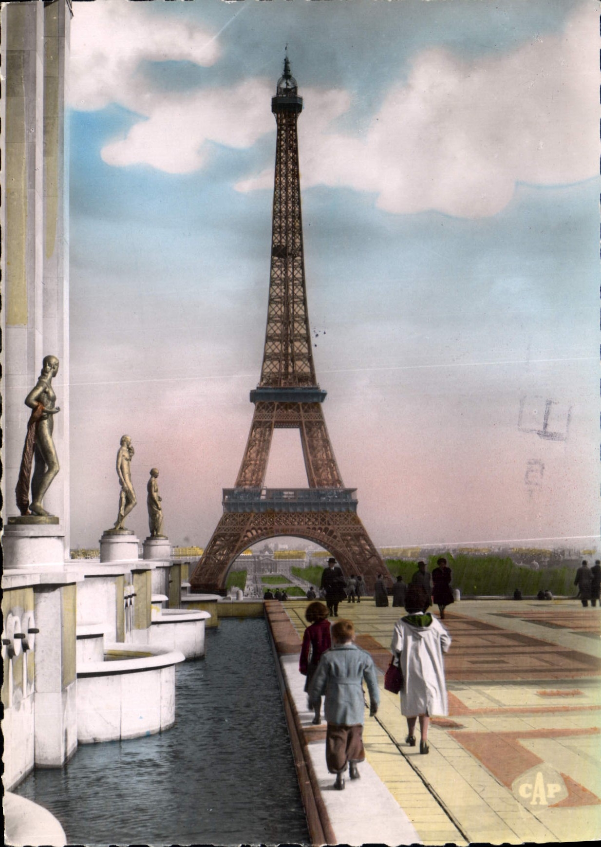 CPM Paris La Tour Eiffel et la Terrasse du Palais du Chaillot 