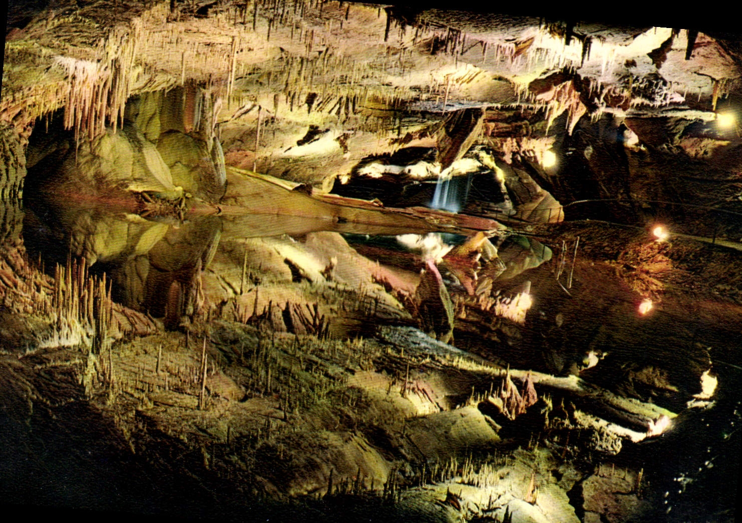 CPM Quercy Les Grottes de Lacave La Ville engloutie 