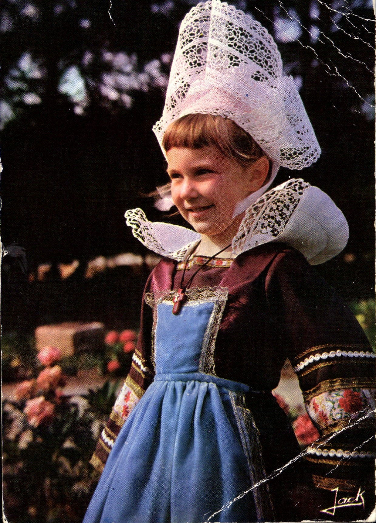 CPM Couleurs de Bretagne Fillette en costume de Pont Folklore