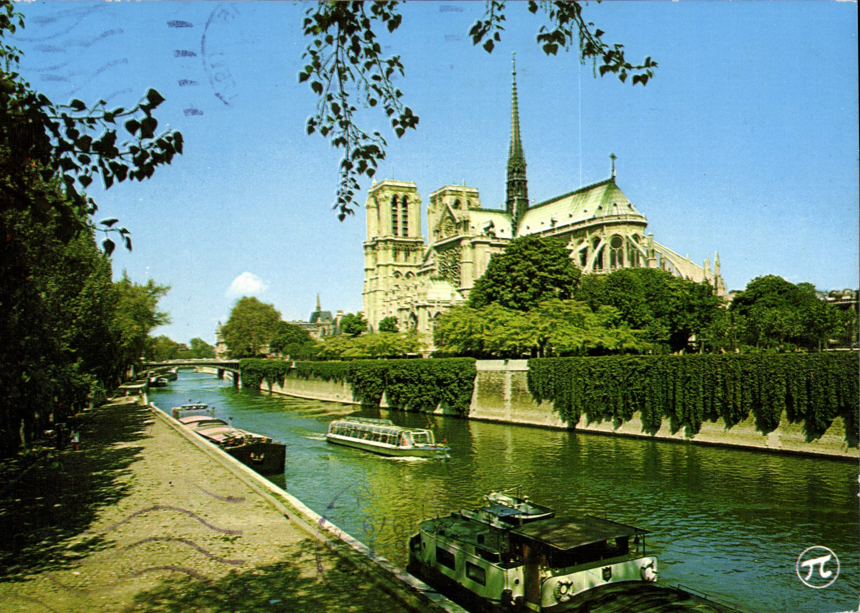 CPM Sous le ciel de Paris Notre Dame et les quais de la Seine 