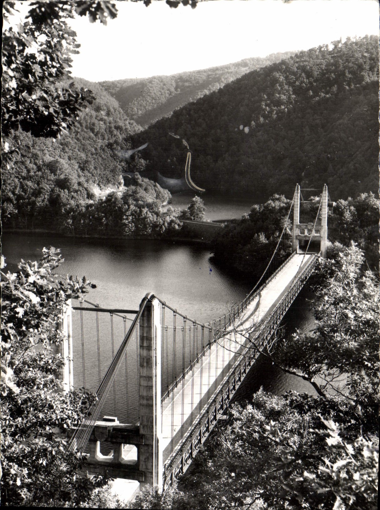 Les Gorges pittoresques de la Dordogne — Environs de NEUVIC-D'USSEL (Corrèze) — Le Pont de Saint-Projet — Éditeur Artificiels G. BAGUET, NEUVIC-PLACE