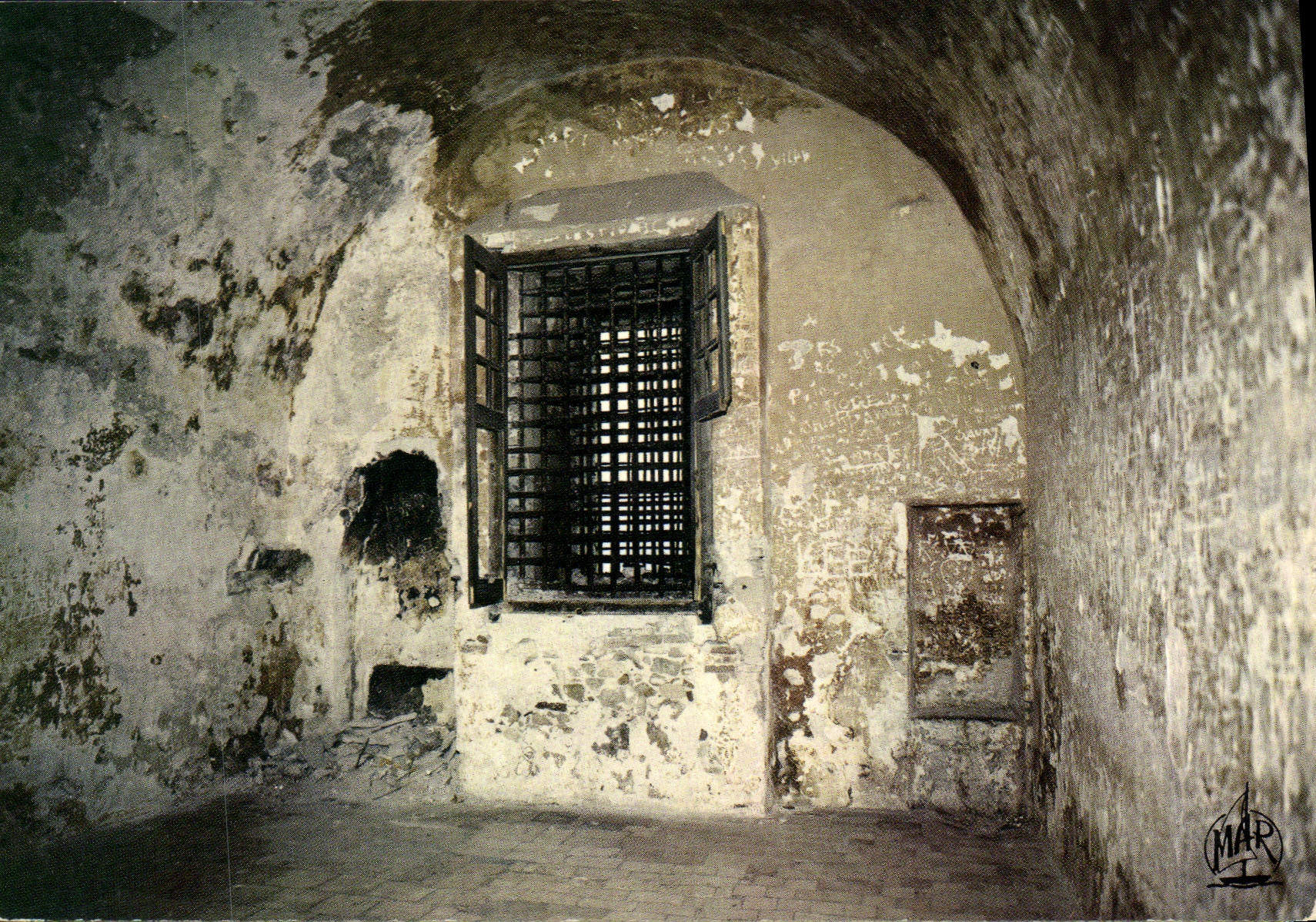 CPM La Cote d'Azur Ile Sainte Marguerite Cannes La Prison du Masque de Fer 
