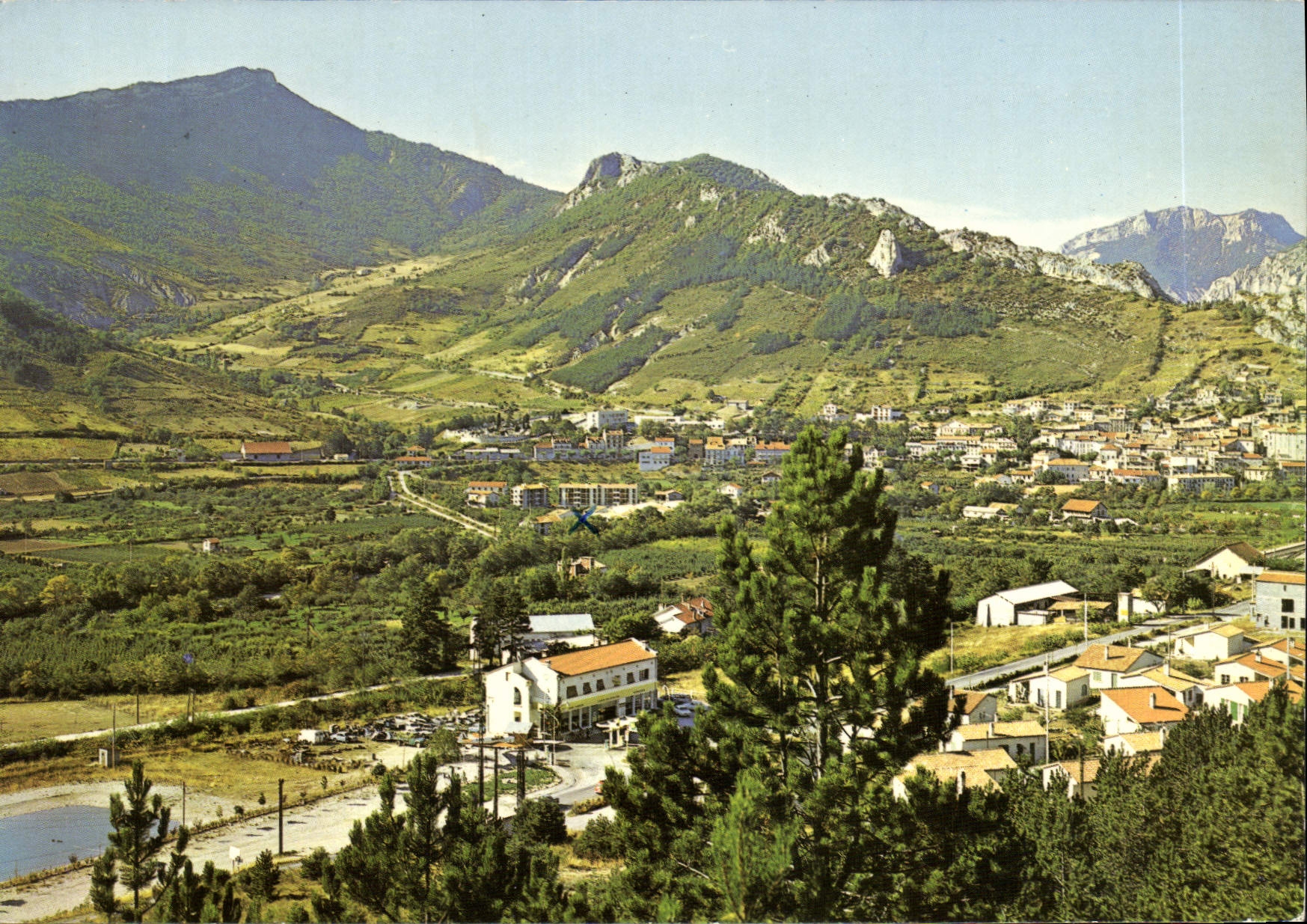Serres (05 Htes-Alpes) — Vue générale avec le plan d'eau et le Roc de Jardanne — Grenoble SPADEM