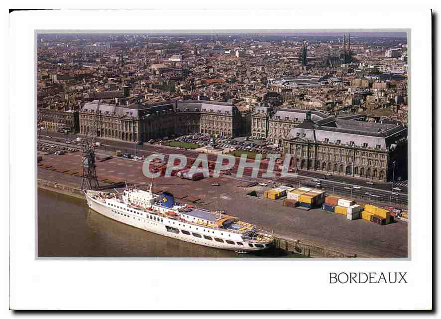 CPM Bordeaux Gironde Le port devant la plage de la Bourse Bateau 