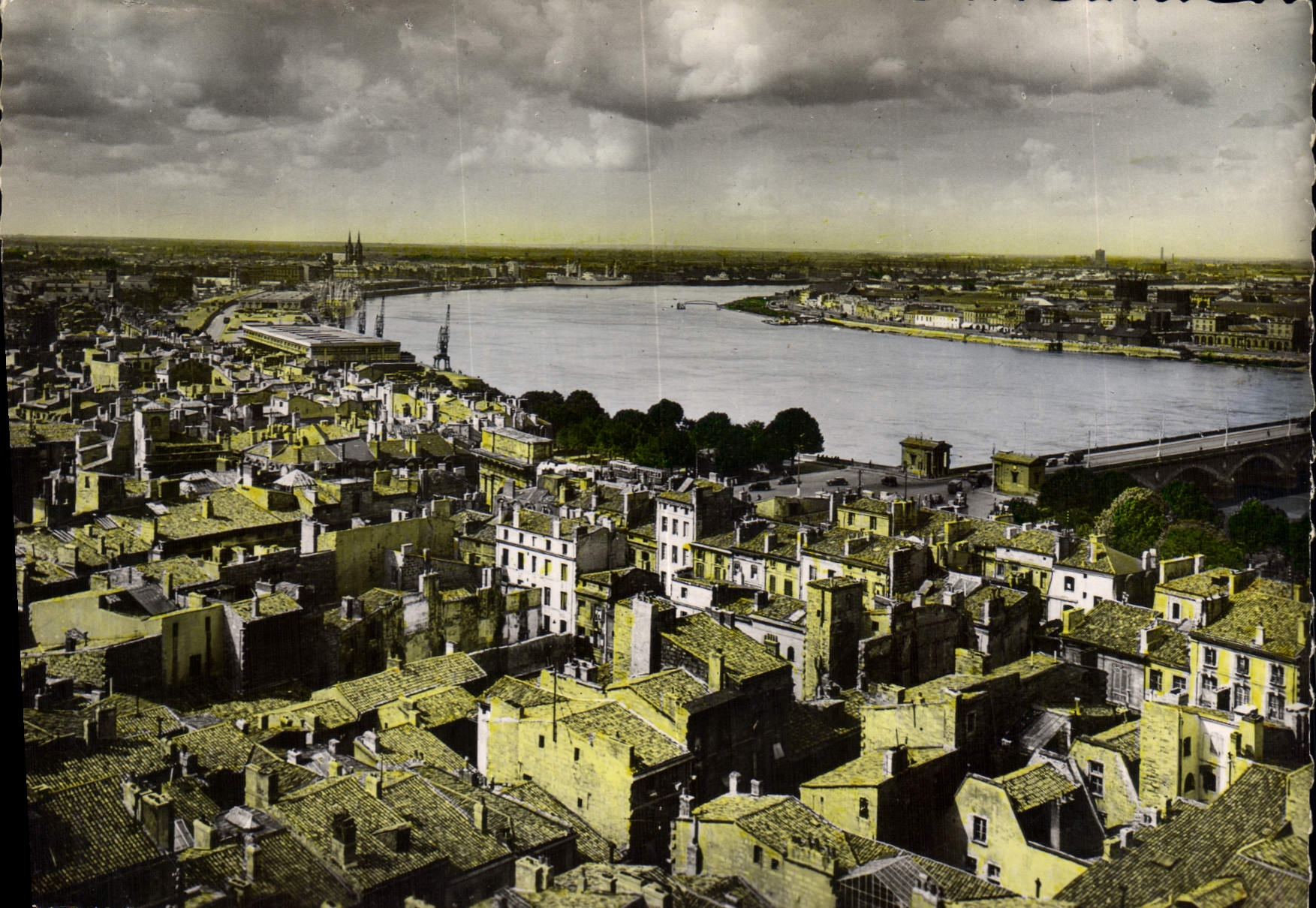 CPM Bordeaux Vue Panoramique de la Rade 