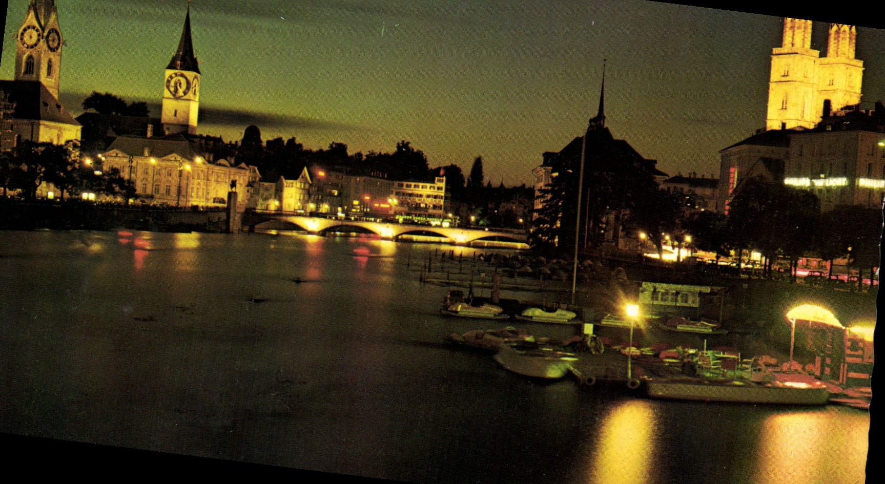 Vue nocturne de Zurich — pont et bâtiments illuminés — éditeur inconnu, n° de série non visible