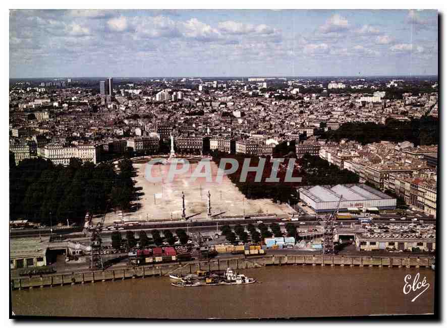 CPM Bordeaux les Quais sur la Garonne avec la Place des Quinconces les colonnes Rostrales et le Monu