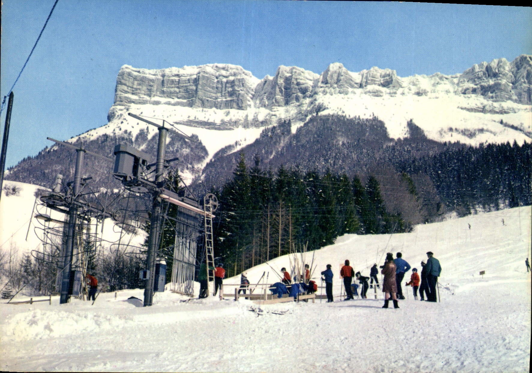 CPM Station du Granier et son Teleski au fond le Massif du Granier 