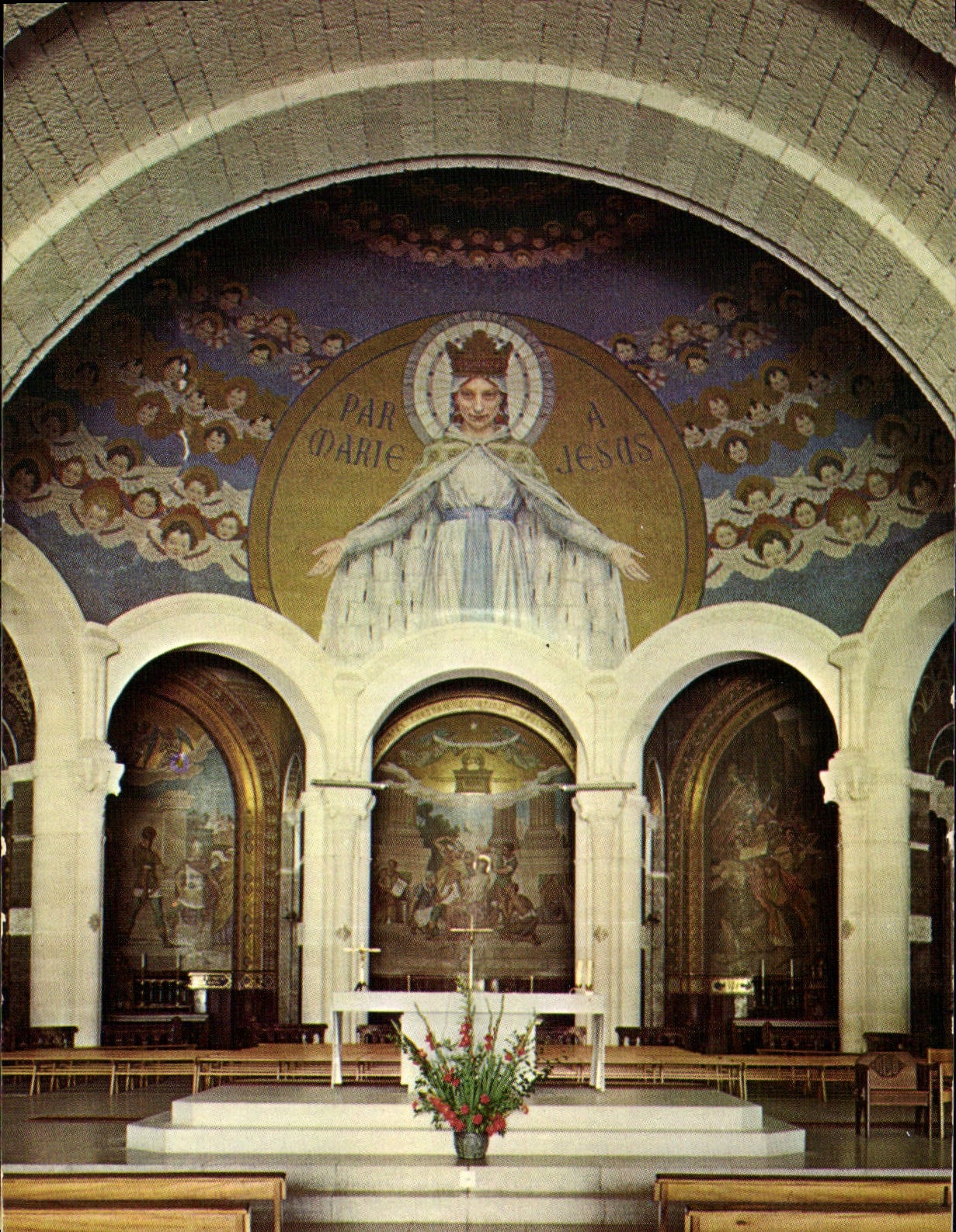 CPM Lourdes Maitre autel de la Basilique du Rosaire Dimensions de la basilique 