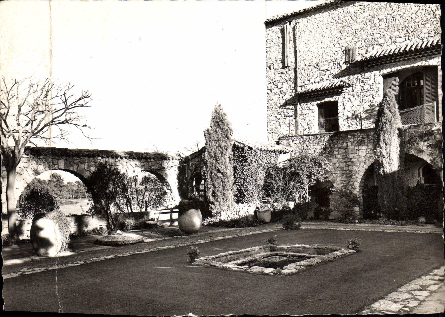 CPM Cannes Country Club Mougins Cour Interieure 