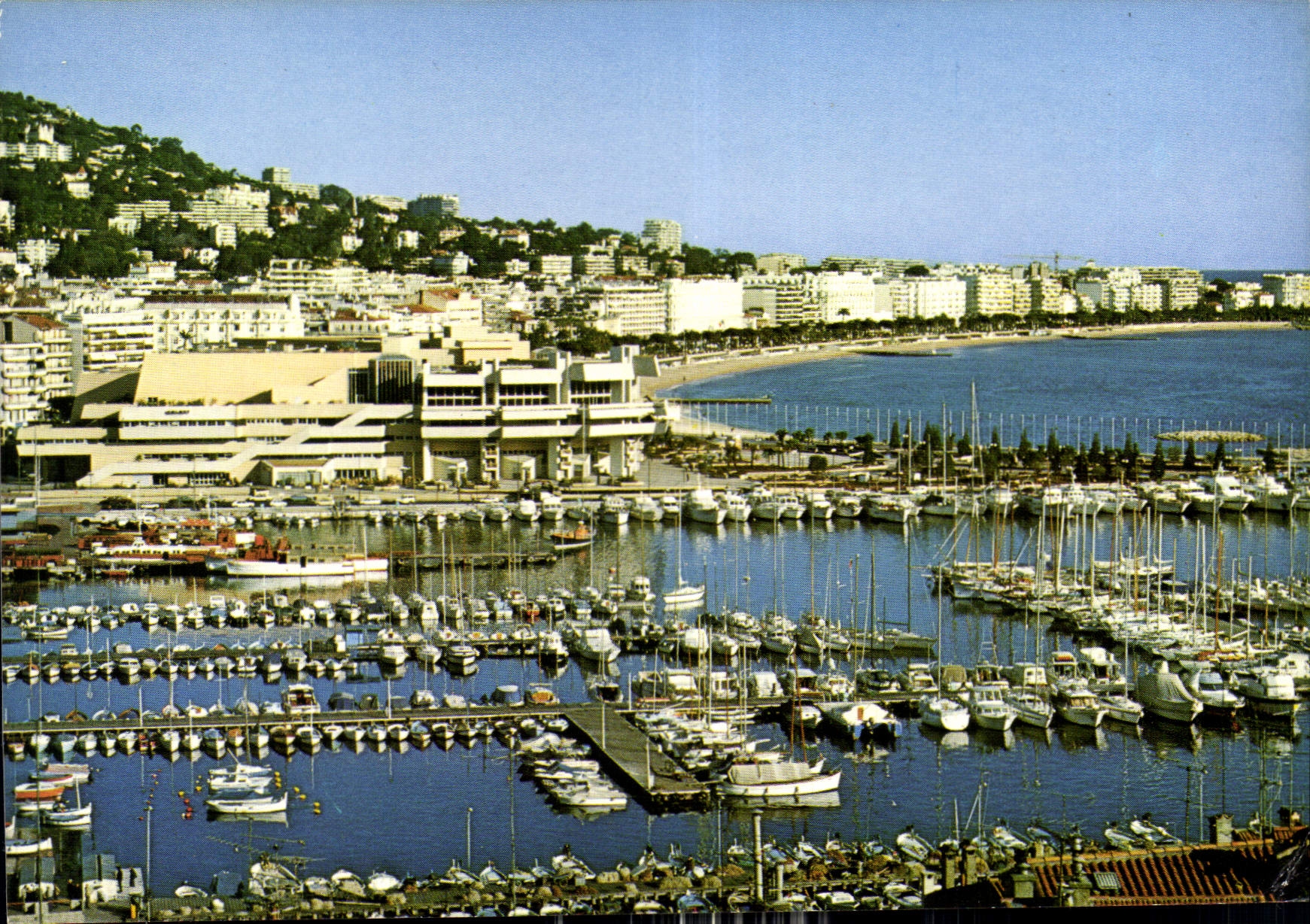 Cannes — Vue générale sur le port. Au premier plan le Palais des Festivals — Editions AZUR