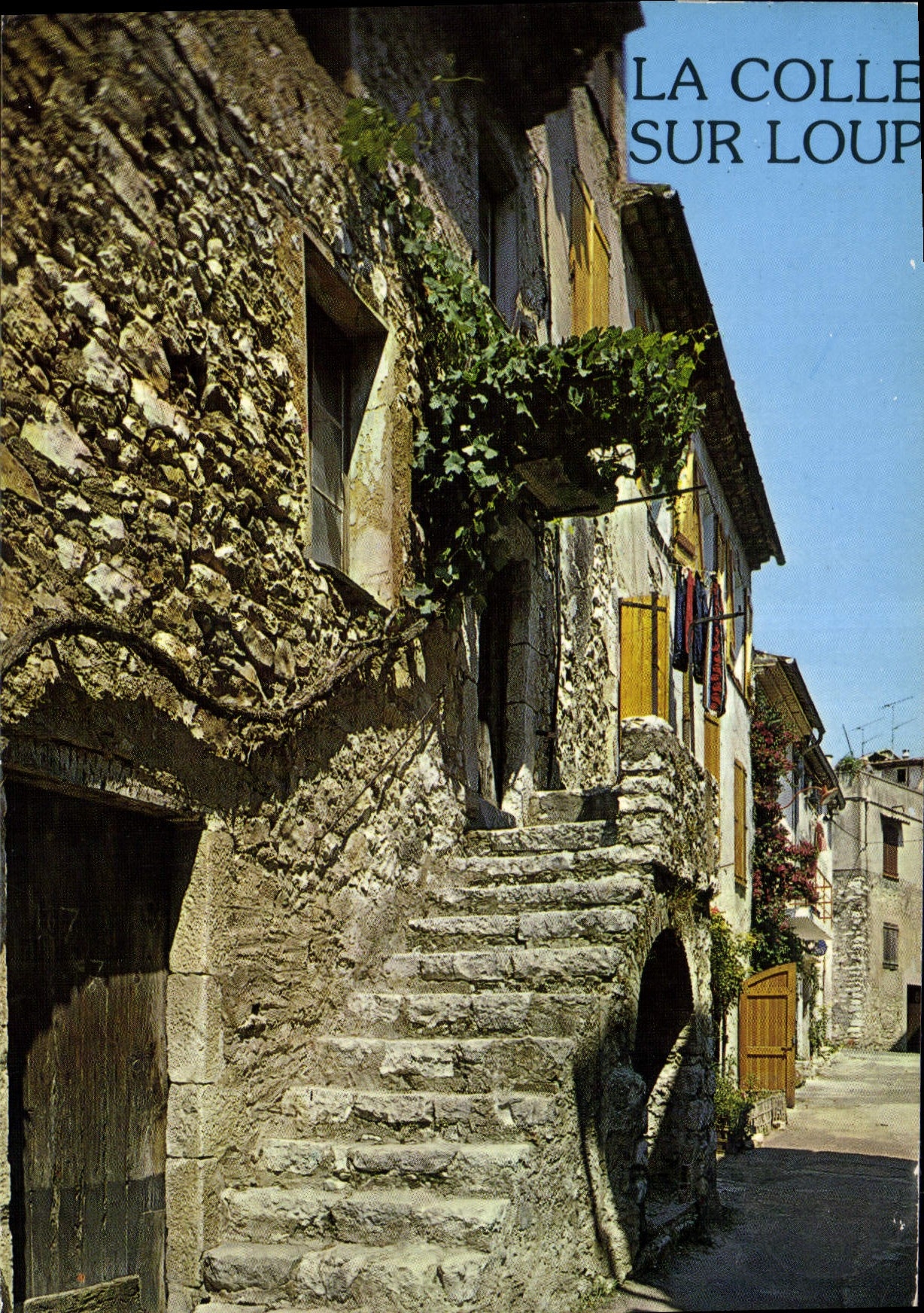 La Colle-sur-Loup — vue de la vieille rue pittoresque — Les Editions Gilletta