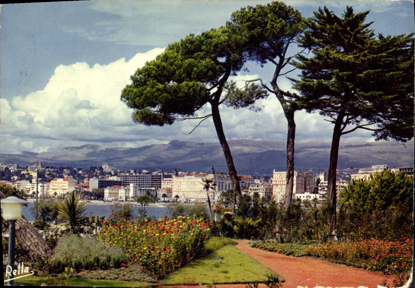 CPM La Cote d'Azur Cannes A M Les grands palaces de la Croisette vus du Marly 
