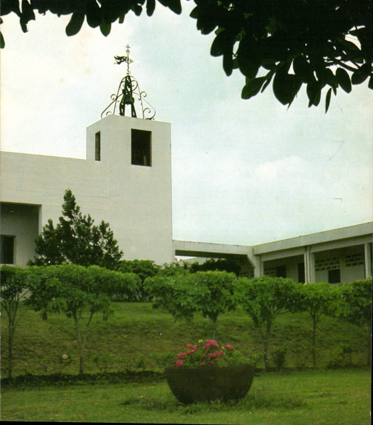 CPM Martinique Monastere Notre Dame du Mont des Oliviers Schoelcher Cloitre de verdure 