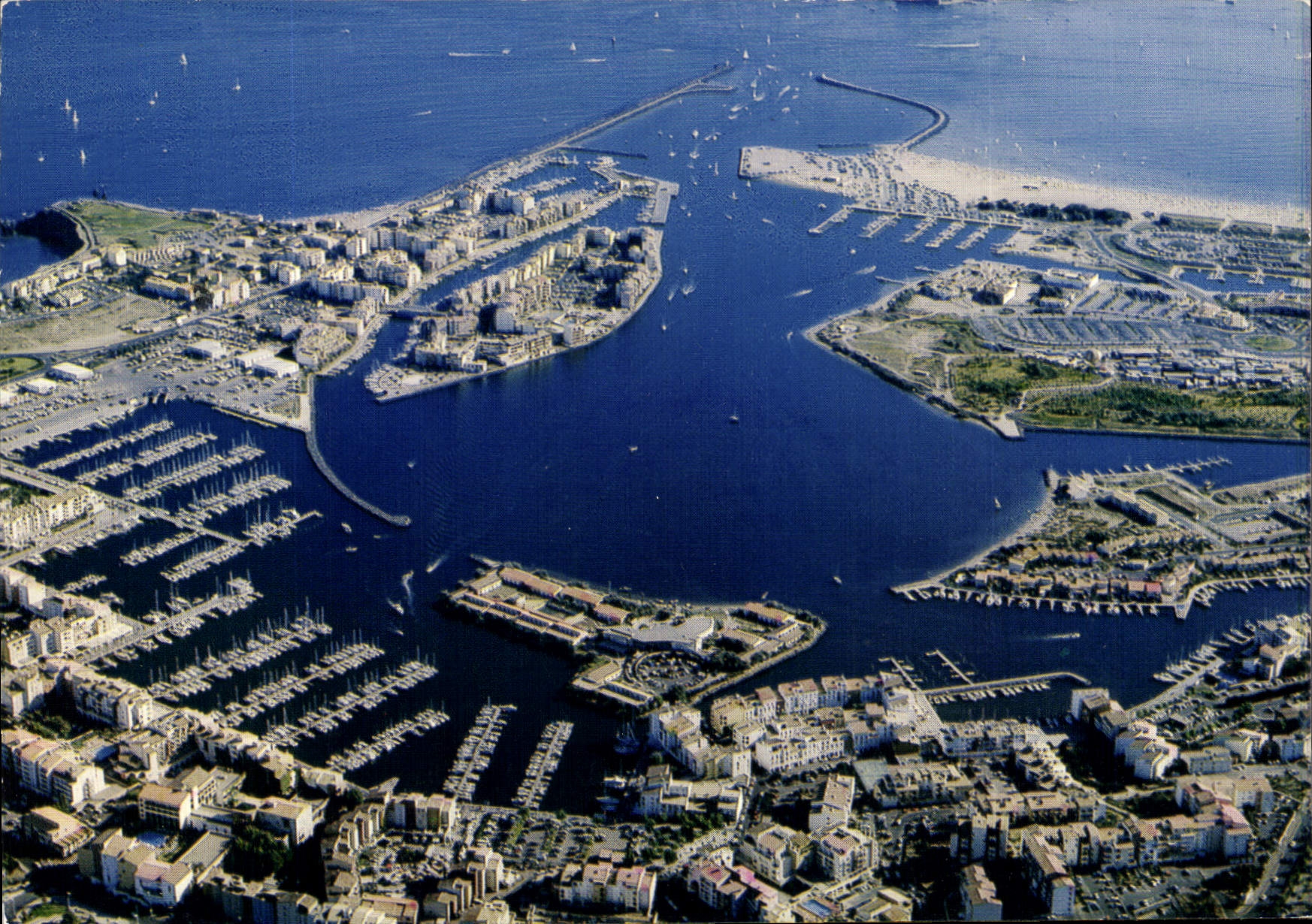CPM Image de la Cote Languedocienne Cap d'Agde vue panoramique de l'ensemble de la station construit