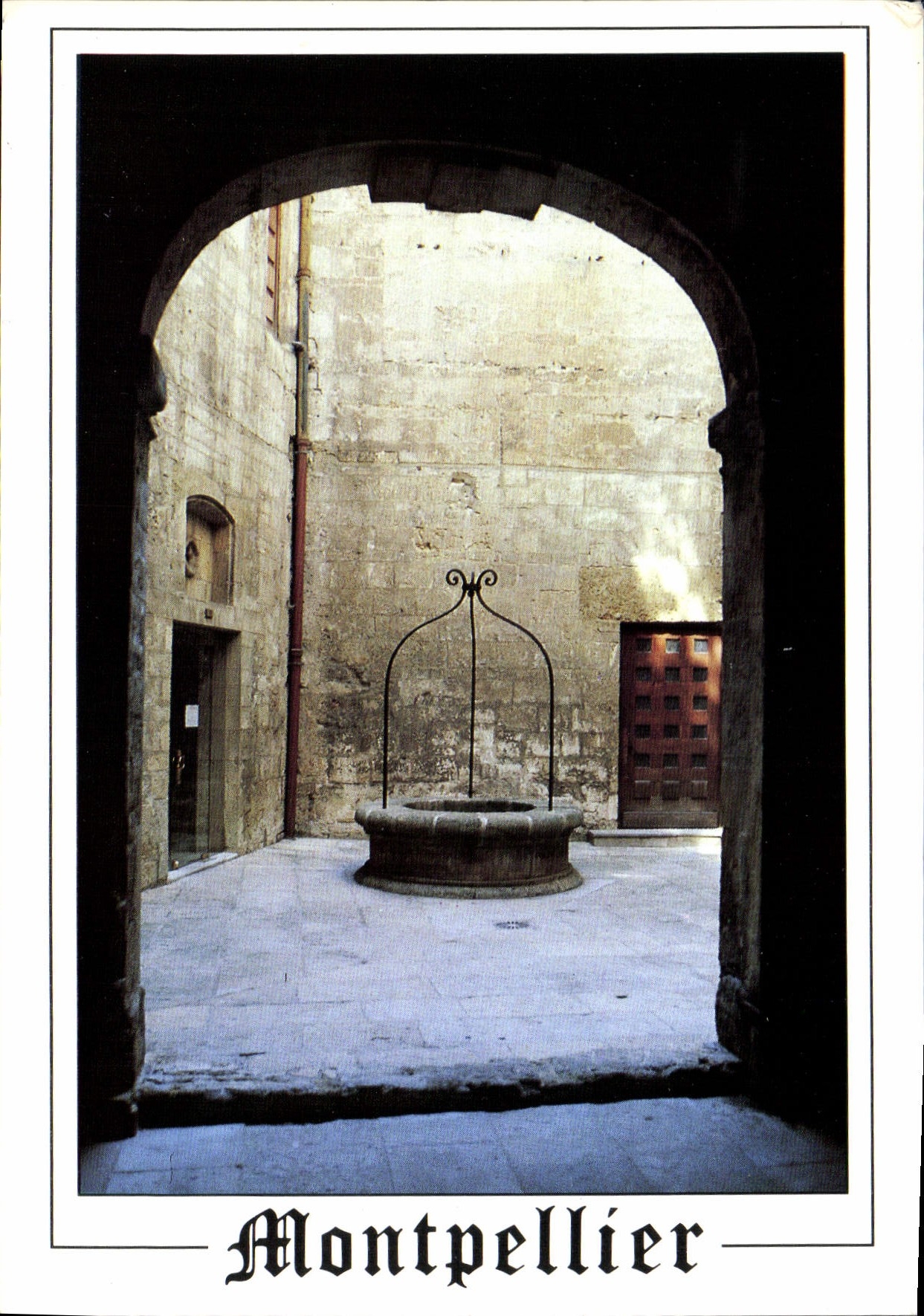 Fontaine dans une cour intérieure — Montpellier — Éditions Méridionales