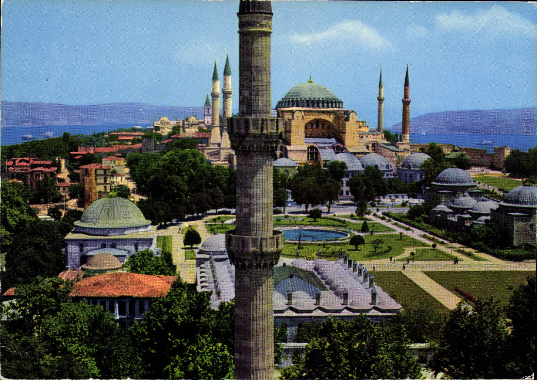 CPM Le minaret de la Mosquee Bleu et St Sophie Istanbul Turkey 