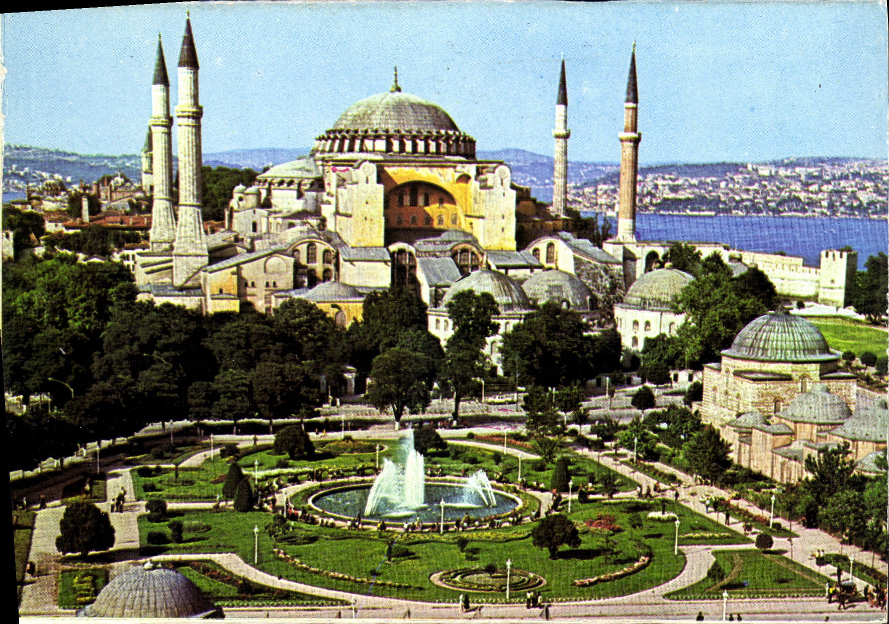 CPM Istanbul vue generale de S Sothie a droite le maham faite par l'architecte Sinan 