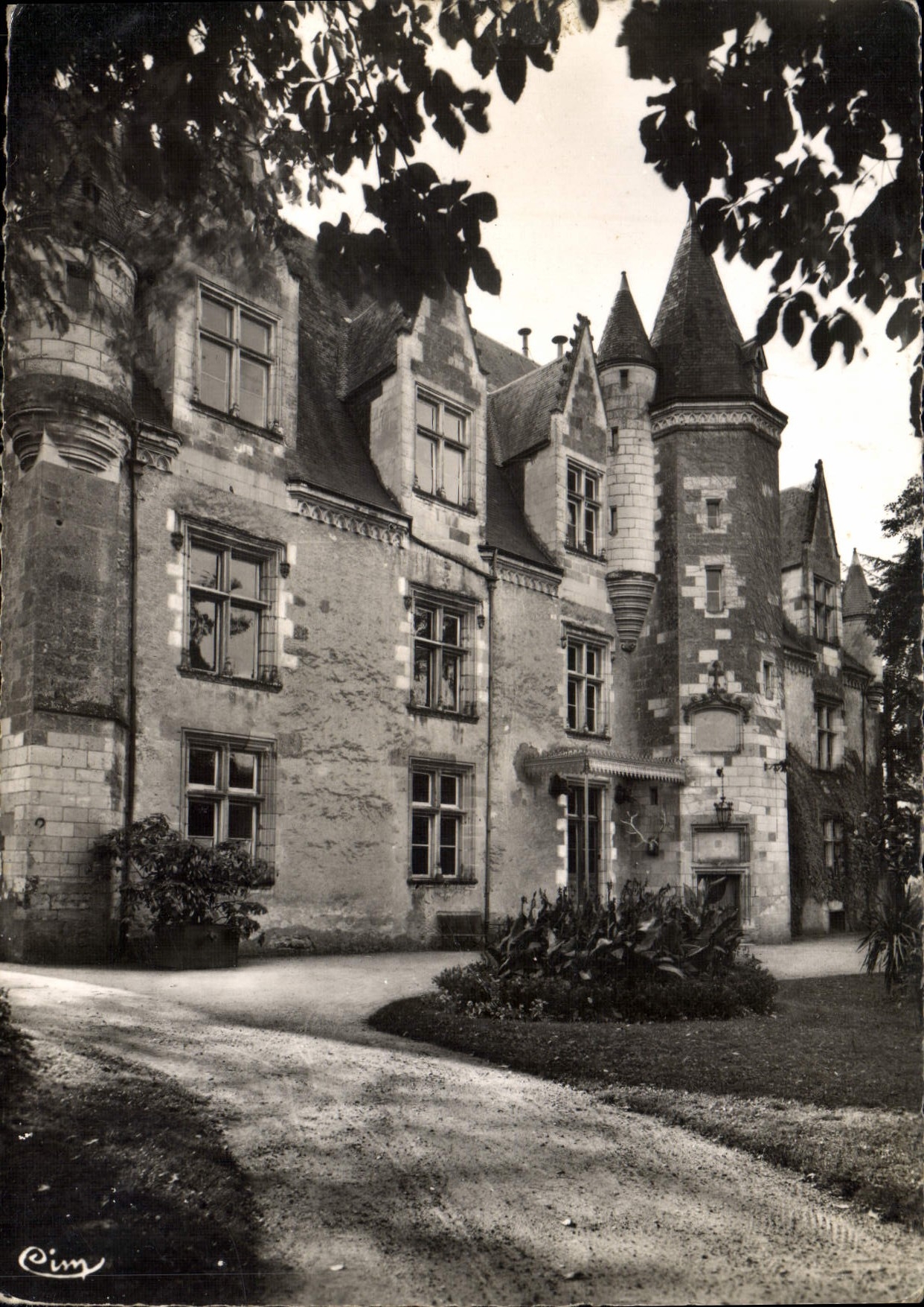 CPM En Touraine Les Chateaux de la Loire Montresor I et L Le Chateau facade cour interieure 