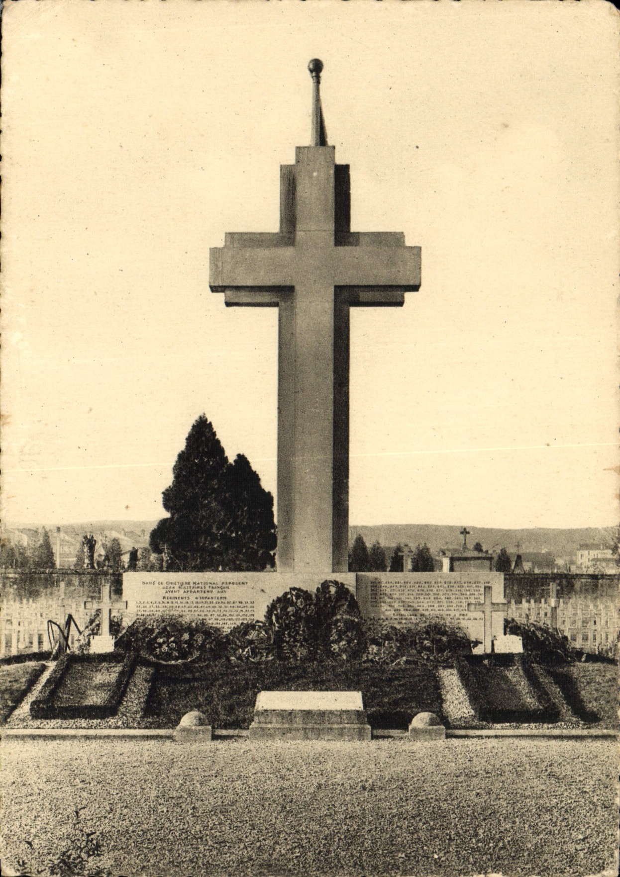CPM Verdun Cimetriere Militaire du Faubourg Pave la tombe des Sept Soldats Inconnus 