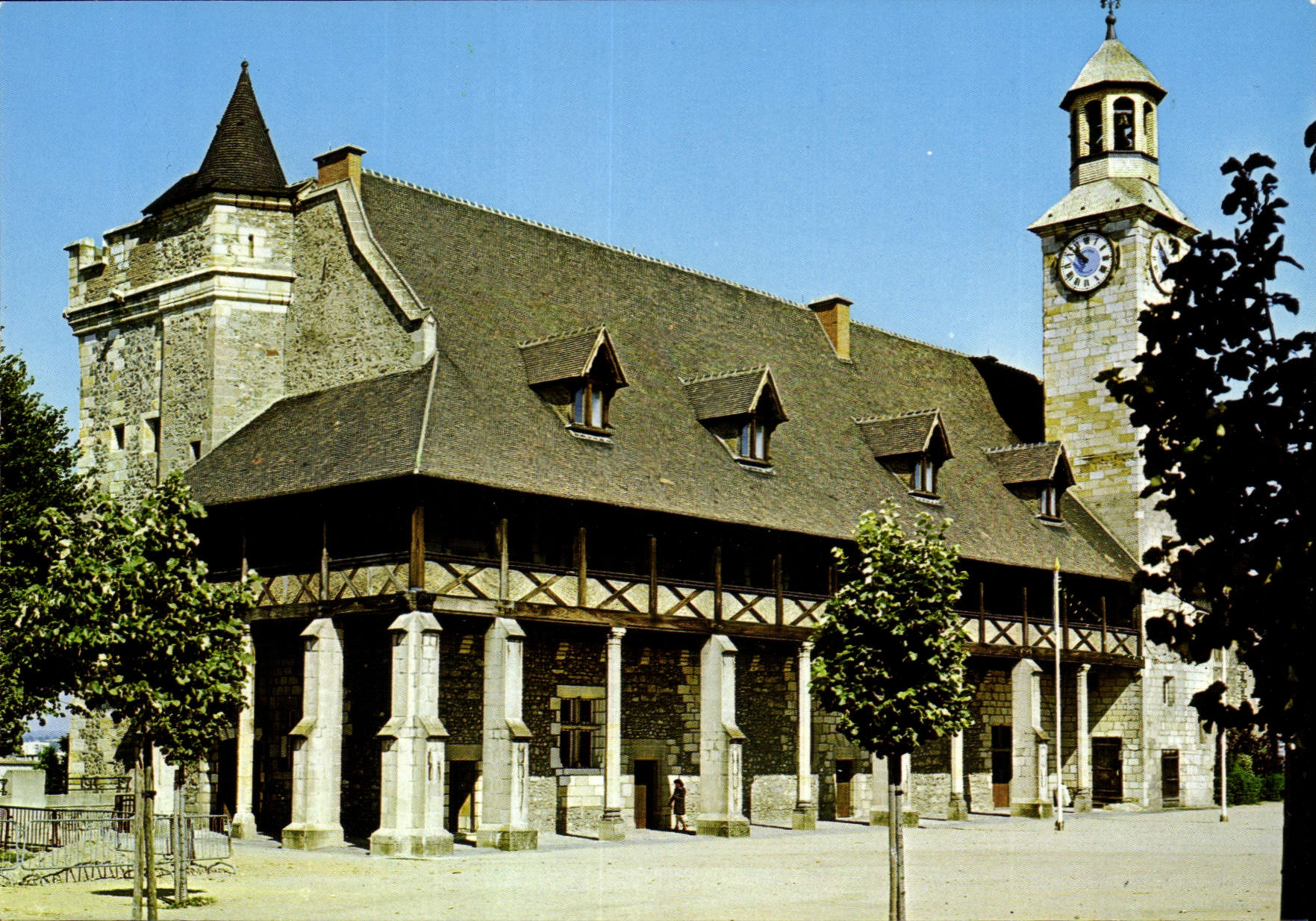CPM Montlucon Allier le vieux chateau 