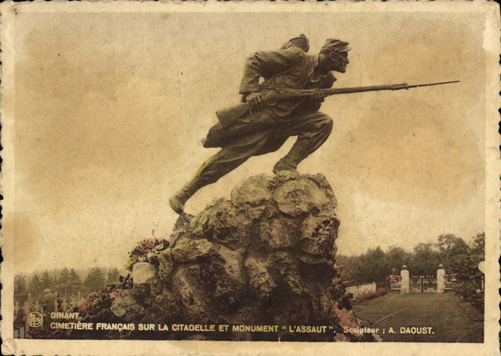 CPM Dinant Cimetiere francais sur la citadelle et monuemnt l'assaut 
