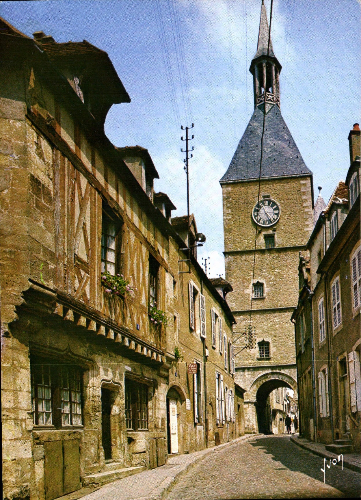 Avallon (Yonne) — Tour de l'Horloge et maisons anciennes — Éditions Yvon