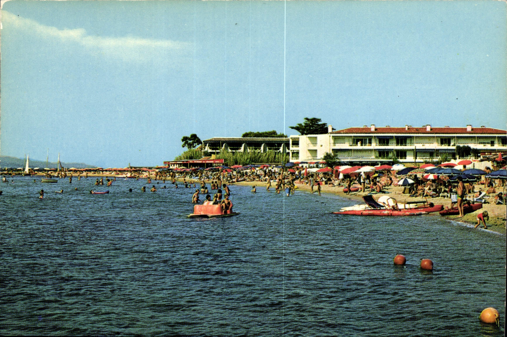 Saint-Tropez — Plage animée avec bateau à pédales — Éditions Azur Riviera