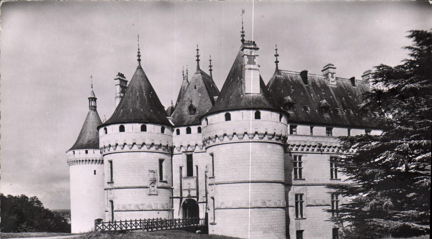 CPM Le Chateau de Chaumont sur Loire les tours d'entree du Chateau 