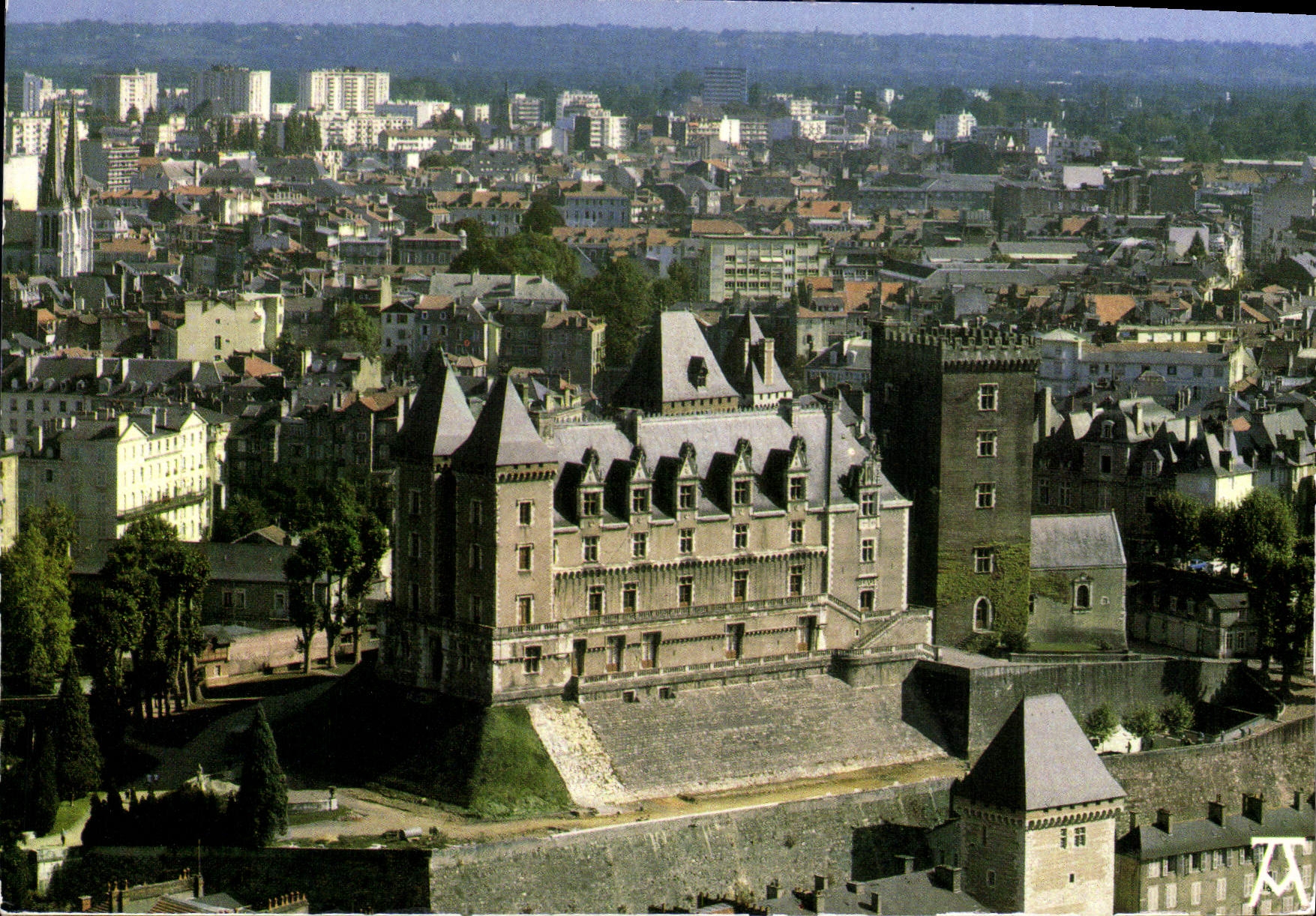 Le Château de Henri IV et la Tour de la Monnaie — Vue Aérienne — Éditions d'ART PYRÉNÉEN, n° K 854